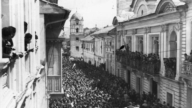 El 14 de julio de 1953 fue el desfile frente al Palacio, para celebrar la caída del gobierno presidido por Roberto Urdaneta Arbelaez
