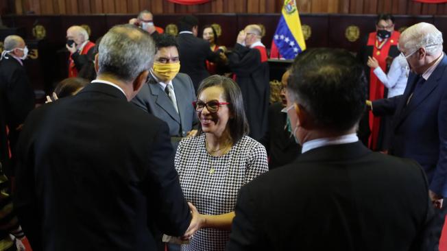 La nueva presidenta del Consejo Nacional Electoral (CNE) de Venezuela Indira Maira Alfonzo Izaguirre (c) saluda luego de jurar al aceptar su cargo este viernes en Caracas (Venezuela).