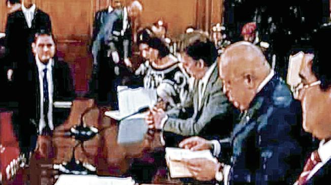 Imagen de Álex Saab en la mesa donde estaban Juan Manuel Santos y Hugo Chávez con sus cancilleres.