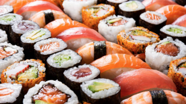 El plato japonés se internacionalizó y por eso existen sushis con una gran variedad de ingredientes.