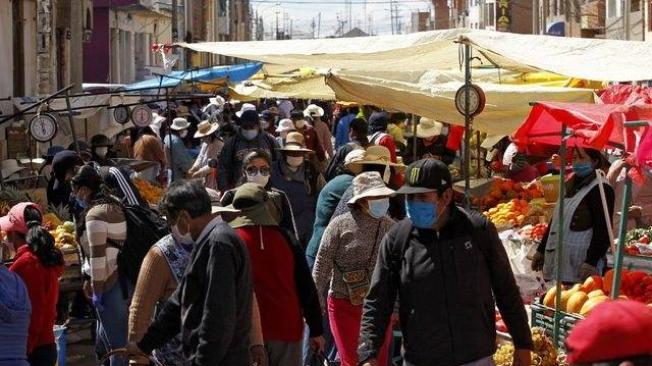 Perú 

Perú es el segundo país latinoamericano con más casos del nuevo coronavirus y el séptimo en el mundo. Actualmente registra más de 244.000 contagiados y más de 7400 fallecidos. 

El primer caso se reportó el pasado 6 de marzo en la ciudad de Lima. El pico del nuevo coronavirus se presentó a finales de mayo con más de 6.500 infectados diarios. El 31 de mayo fue el día con más casos nuevos registrados: 8.805. En junio el número de contagiados por día ha comenzado a bajar, con días entre 4.000 y 3.000 casos.