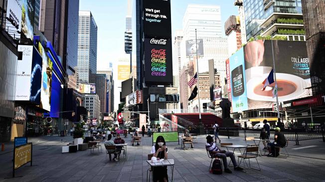 Times Square, Estados Unidos
Nueva York es la ciudad foco de la epidemia, con más de 213.000 infectados y más de 17.500 fallecidos. 

La ciudad que nunca duerme comenzó la reapertura de la fase dos este 22 de junio de 2020. Ahora las personas pueden comer al aire libre e ir a restaurantes. Las peluquerías y los salones también pueden abrir al 50 por ciento de capacidad.