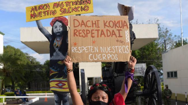 Frente al Batallón San Mateo de Pereira, mujeres de la comunidad indígena embera protestaron en varios puntos del país en rechazo a la violación de una niña por parte de soldados.