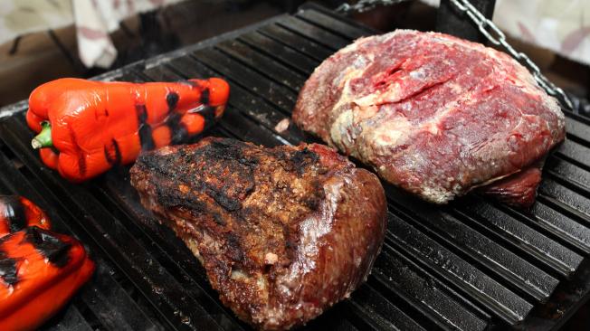 El ritual del asado implica un buen manejo de la carne, la sal, las brasas y hasta de los acompañamientos.