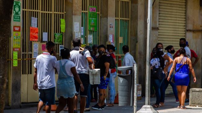 Con las esteras abajo, en los almacenes, y la circulación de poco personal, así se encuentra por estos días el Paseo Bolívar.