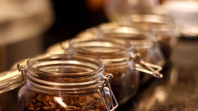 Diferentes cafés en grano, listos para ser molidos, las tiendas de café suelen tenerlos para que cada cliente elija el de su gusto guiado primero por su aroma.