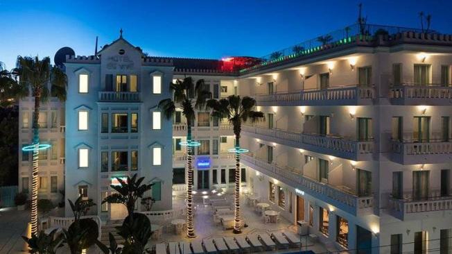 MiM Ibiza “Es Vivé”
Este hotel está ubicado cerca del centro de Ibiza y de la playa d’en Bossa, junto a los locales más reconocidos. Su locación está a 2 minutos a pie de la playa, a 2 kilómetros del club nocturno Space y a 7 kilómetros del Aeropuerto de Ibiza