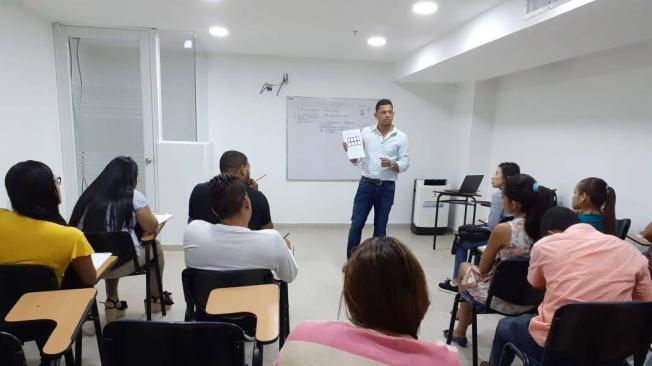 Uno de los servicios que prestan Franklin Marín y Édgar Flores es promover las convocatorias de empleos que ofrecen las empresas en Barranquilla o Soledad.