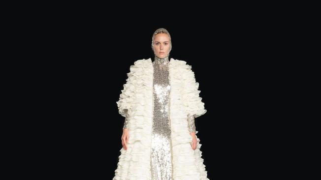 Este es uno de los 15 vestidos blancos, de la colección Alta Costura, de Valentino, de otoño-invierno 2020-2021.