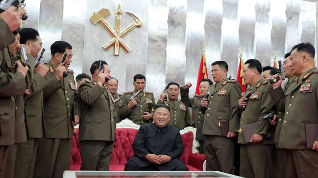 El líder norcoreano Kim Jong-un asistió en Pionyang a una ceremonia para conferir pistolas conmemortaivas a los principales oficiales al mando de las fuerzas armadas de Corea del Norte.