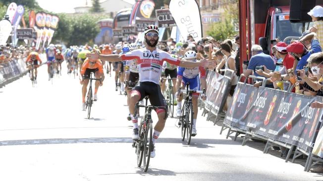 Fernando Gaviria entra victorioso a la meta en Burgos.
