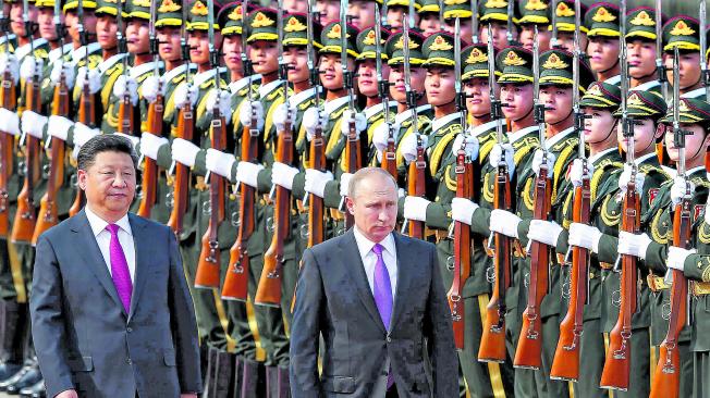 El presidente de Rusia, Vladimir Putin, es recibido por su homólogo chino, Xi Jinping, durante una visita a Pekín en el 2016. La relación entre estas dos potencias ha sido históricamente tensa, pero las unen sus disputas políticas, militares y económicas con Occidente.