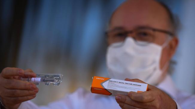 Gustavo Romero, el profesor de medicina que coordina la investigación en Brasil sobre la vacuna contra el coronavirus (COVID-19), muestra una dosis de la vacuna de Sinovac contra el coronavirus, en fase tres de prueba, en el Hospital Universitario de Brasilia (Brasil). La vacuna ya empezó a aplicarse a pacientes en Brasil.