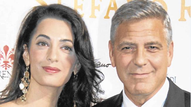 George y Amal Clooney (17 años)
George Clooney y Amal Alamuddin son una de las parejas más glamourosas y exitosas de Hollywood. Ella es abogada de derecho internacional y derechos humanos para las Naciones Unidas, y es candidata al Premio Nobel de la Paz. Él es uno de los actores de Hollywood más reconocidos de los último tiempos. Amal Clooney tiene 42 años, diecisiete menos que el actor, de 59.