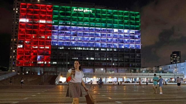 El Ayuntamiento de Tel Aviv se iluminó ayer con la bandera de los Emiratos Árabes Unidos tras el histórico anuncio.