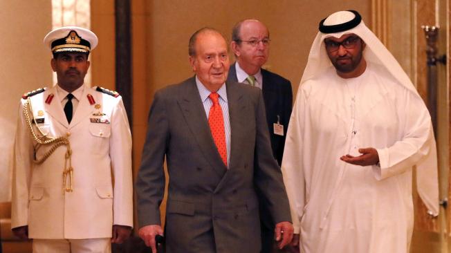 Foto tomada en el 2014, cuando el rey de España, Juan Carlos I, visitó Abu Dabi para el Foro Económico EAU-España. Según informó la casa real, el rey está pasando su exilio en ese país.