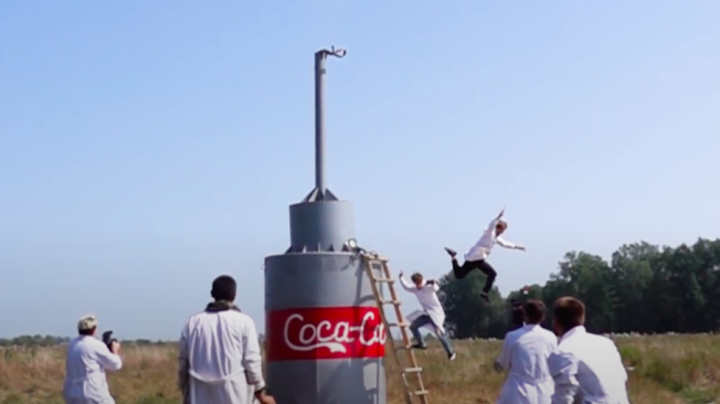 Mamix es el nombre del ‘youtuber’ que realizó un experimento colosal con Coca Cola. En el video realizado por el joven ruso se muestra la gran reacción química que provocaron al mezclar más de 10.000 litros de gaseosa con bicarbonato de sodio.