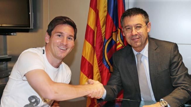 Messi y Bartomeu, el día en que el astro renovó contrato con el Barcelona, en 2014.