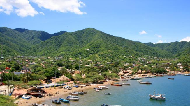 Santa Marta y alrededores. ¿Por qué no mezclar trabajo y placer en una ciudad que ofrece playa, pero también estar más cerca de las montañas? Santa Marta tiene todo eso. Esta ciudad costera del norte de Colombia ofrece a sus visitantes una gran diversidad de playas para conocer, además de la Sierra Nevada de Santa Marta que es el sistema montañoso más alto del país. En este maravillo destino se combina la tranquilidad con la historia y cultura de los locales.