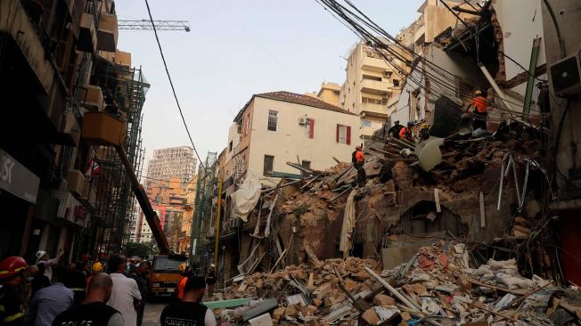 Autoridades detectaron señales de vida bajo los escombros en Beirut.