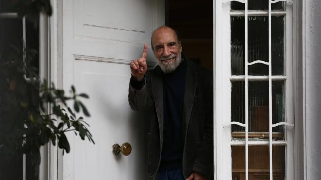 El poeta chileno Raúl Zurit saluda desde su casa este 8 de septiembre del 2020, después de haber sido galardonado con el XXIX Premio Reina Sofía de Poesía Iberoamericana.