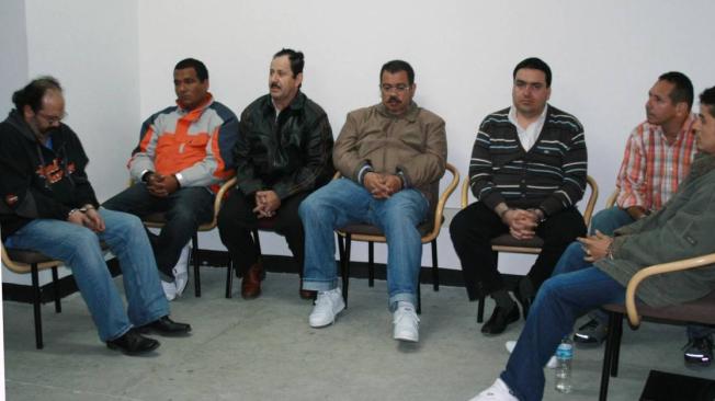 En marzo de 2008, fueron extraditados 13 jefes paramilitares que ya están cumpliendo penas en Estados Unidos.