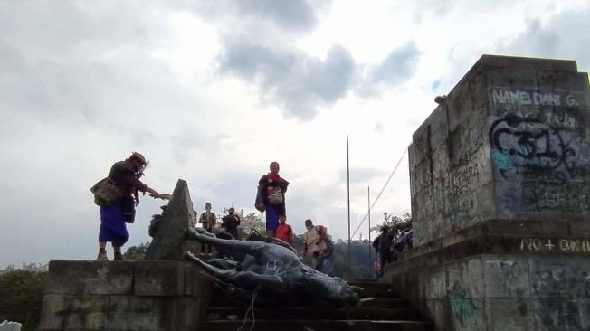 Indígenas Misak, en el Cauca, derribaron la estatua de Sebasti´n de Belalcazar.