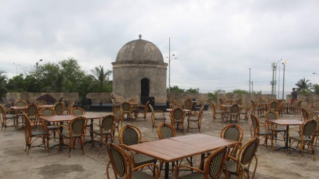 Los baluartes en las murallas de Cartagena son alquilados por bares al aire libre y para eventos sociales.