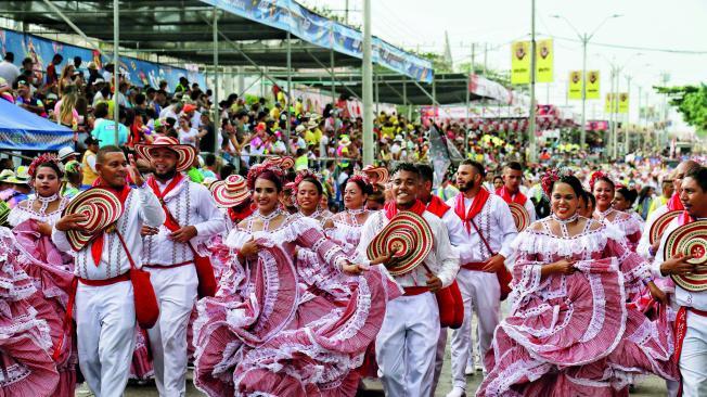 A los desfiles de Carnaval en la vía 40 asisten miles de ciudadanos y turistas.