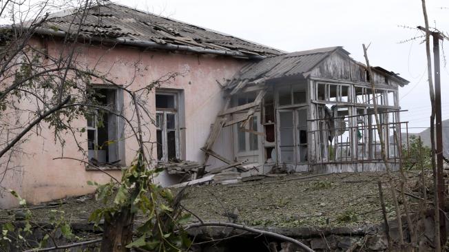 Casa dañada en la ciudad de Martuni, en la autoproclamada República de Nagorno-Karabaj, tras un reciente bombardeo de las fuerzas de Azerbaiyán.