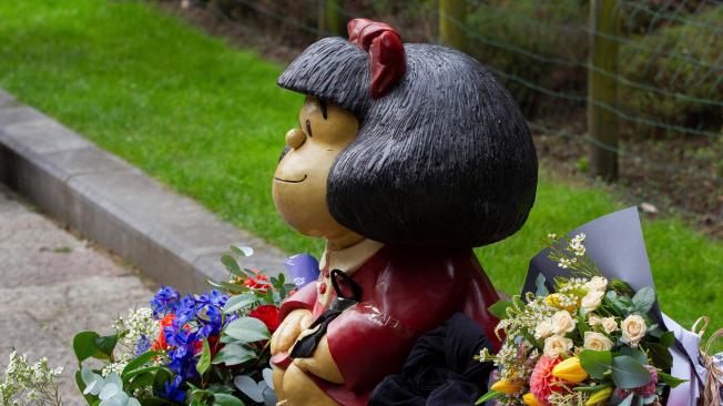 Estatua de Mafalda en Oviedo (España). El personaje de Quino, ahora recibe significativas flores de los admiradores del ilustrador.