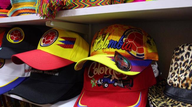 Las gorras de la Selección Colombia que tienen gran demandas en los partidos, esta vez la venta no se ha movido.