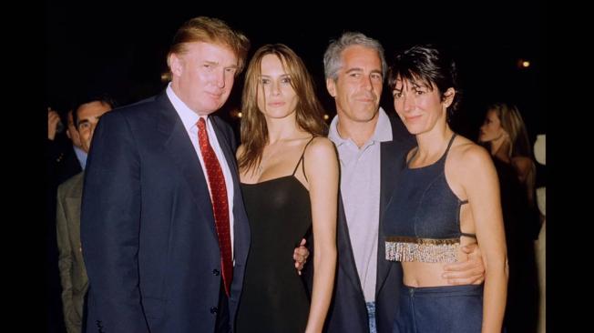 El millonario Jeffrey Epstein y su novia Ghislaine Maxwell, con el hoy presidente de Estados Unidos, Donald Trump, y su esposa.