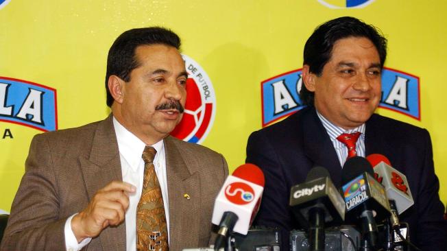 Álvaro González Alzate (izq.) anuncia la creación de la Comisión Arbitral en 2006. Con él, el entonces presidente de la FCF, Óscar Astudillo.