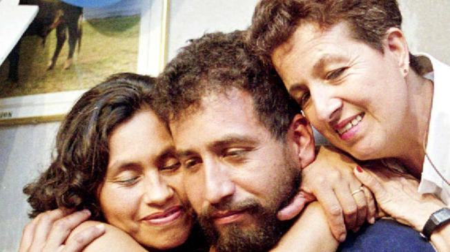 Ómar López con su mamá y esposa tras secuestro en
la iglesia La María, en Cali (septiembre de 1999)