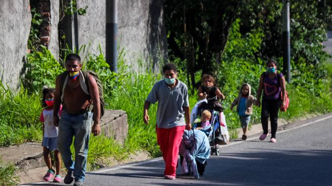 Un grupo de migrantes venezolanos camina por una calle con maletas y bolsos, el 7 de octubre, en San Cristóbal, estado Táchira (Venezuela).