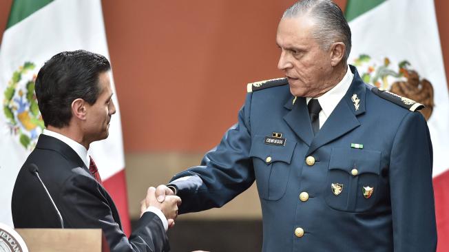 El expresidente de México, Enrique Peñanieto (izq.), saluda a Cienfuegos (Der.).