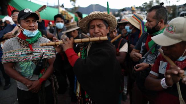 Con música, los indígenas celebraron la llegada a la capital.