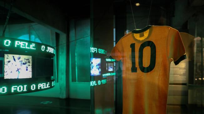 Fotografía de la camiseta con la que Pelé marcó el primer gol de Brasil en la final del Mundial de 1970 ante Italia, parte de la exposición "Pelé 80 - El rey del fútbol" que abre sus puertas en el Museo del Fútbol de Sao Paulo (Brasil). La exposición hace un repaso a la biografía de Edson Arantes do Nascimento.