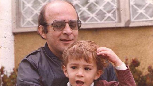 Lázaro González con su hijo José Alejandro, que muchos años después terminó por hacer una película sobre su vida.