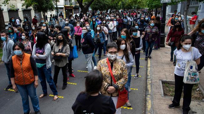 Este domingo en Santiago (foto) y en todo el país, se dieron votaciones masivas, seguidas de celebraciones.