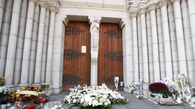 Las personas llevaron flores a a la iglesia en homenaje a las víctimas mortales.