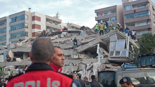 Los rescatistas realizan a esta hora labores para buscar a los sobrevivientes que quedaron atrapados en edificios colapsados.