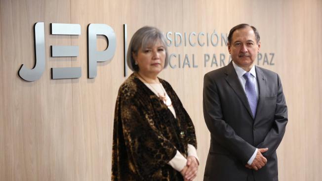 La presidenta saliente de la JEP, Patricia Linares Prieto, junto al magistrado Eduardo Cifuentes Muñoz, quien la reemplazará en el cargo tras el fin de su período.