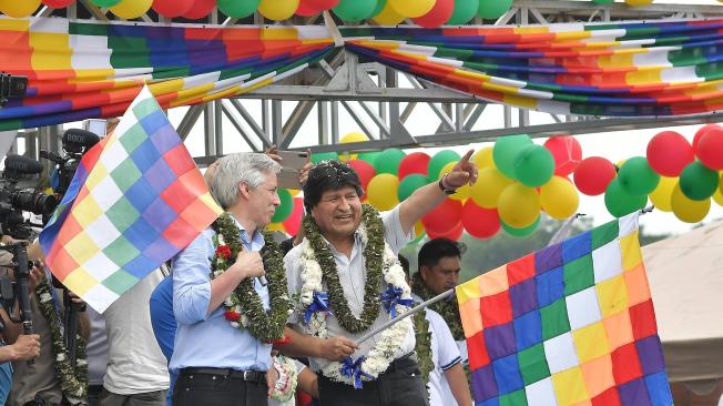 El exmandatario boliviano Evo Morales (d), acompañado de Alvaro García Linera (i), son recibidos por sus seguidores en Chimoré (Bolivia).