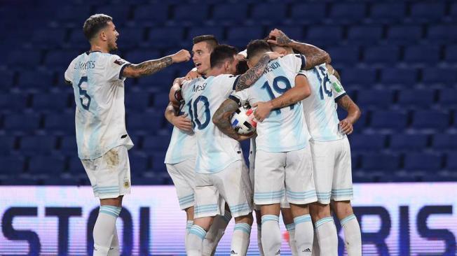 Jugadores de Argentina celebran un gol de Nicolás González (no a la vista) hoy, en un partido de las Eliminatorias Sudamericanas para el Mundial de Catar 2022 entre las selecciones de Argentina y Paraguay en el estadio La Bombonera en Buenos Aires (Argentina). EFE/Marcelo Endelli