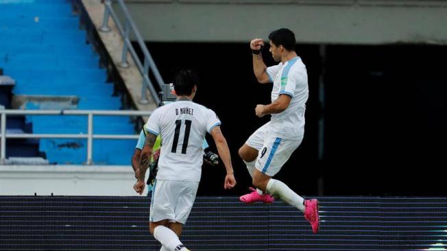 Luis Suárez (d) de Uruguay celebra al anotar un gol hoy, en un partido de las Eliminatorias Sudamericanas para el Mundial de Catar 2022 entre las selecciones nacionales de Colombia y Uruguay en el estadio Metropolitano en Barranquilla (Colombia). EFE/Mauricio Dueñas Castañeda