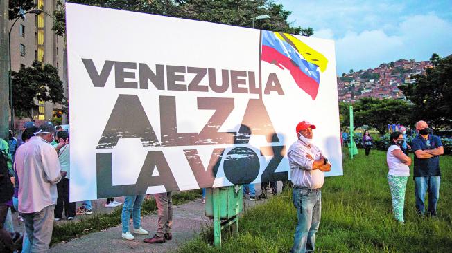 Seguidores de la oposición hacen campaña para la consulta popular promovida por Guaidó en Caracas.