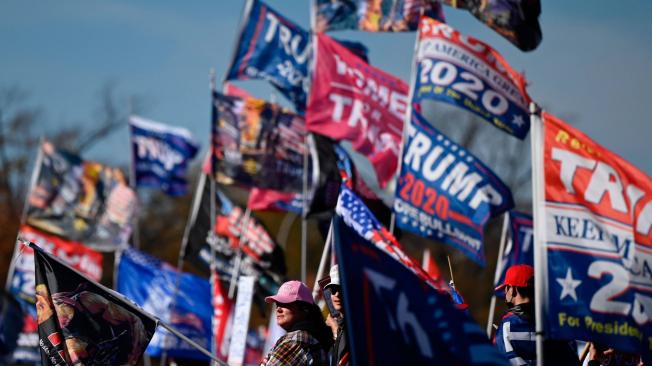 Algunos partidarios del presidente de los Estados Unidos, Donald Trump, marcharon este sábado en Washington D. C. reclamando que las elecciones fueron fraudulentas.