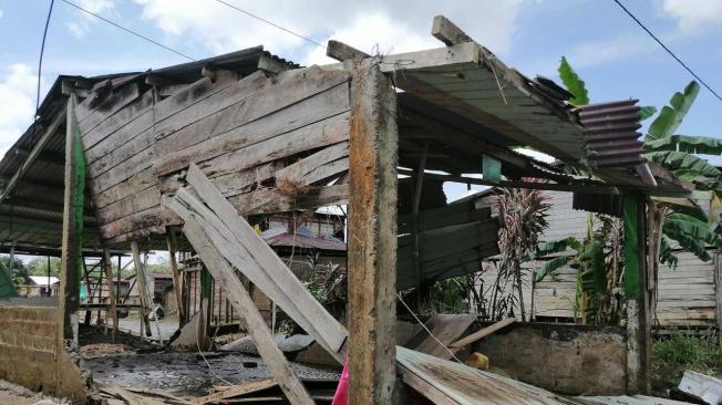 Rafael Bolaños, Jefe de la Oficina de Gestión del Riesgo de Desastres de Chocó, informó la lamentable noticia de la muerte de un menor de edad de 14 años en el Carmen de Atrato por causa de uno de los deslizamientos.